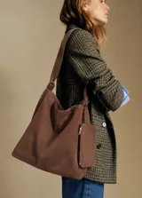 Cartera tipo shopper de símil gamuza marrón, con correa de hombro ajustable y un neceser externo con cierre.