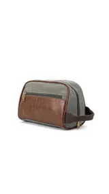 Neceser combinado en tela canvas color verde y símil cuero color marrón. Cuenta con asa de mano y doble cierre.