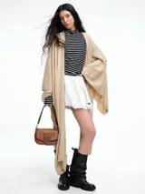 Poncho amplio y liviano de tejido suave con mezcla de cashmere, de diseño abierto y caída fluida.