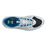 Championes Under Armour modelo Summit Trek Suede, con diseño inspirado en los años 90. Presenta una parte superior de malla negra y gris con superposiciones de gamuza, detalles en azul y amarillo neón, y una mediasuela blanca de doble densidad con suela de goma con tacos para mayor tracción.