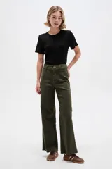 Pantalón jean de corte ancho, tiro alto y diseño recto.