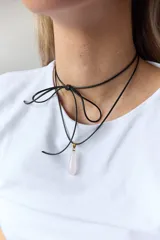 Gargantilla con tiento negro y dije de piedra natural en forma de gota con engarce de acero quirúrgico.