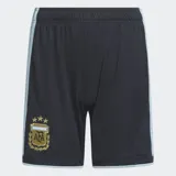 Short de fútbol Adidas de la Selección Argentina, color azul oscuro con tres estrellas doradas y escudo de la AFA en dorado. Presenta tres franjas laterales en color celeste claro y ribetes celestes en los bordes.