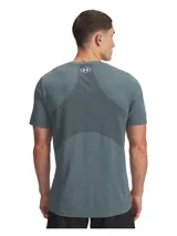 Remera deportiva Under Armour de la línea Vanish, diseñada con tecnología sin costuras para reducir la fricción. Presenta un tejido de punto suave con ventilación de malla estratégica en zonas de mayor sudoración, material elástico en cuatro direcciones, capacidad de absorción de sudor y secado rápido, además de tecnología de control de olores.