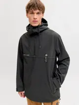 Campera anorak técnica de Jack & Jones, diseñada para ski, en color negro. Presenta cierre frontal parcial, capucha ajustable con cordones, puños con ajuste de velcro y detalles gráficos estampados en el pecho. Confeccionada en tejido impermeable y cortaviento con forro interior para mayor abrigo.