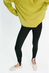 Leggings de tiro alto y diseño ajustado, con acabado en fuseau en los tobillos.