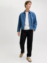 Pantalón chino negro de corte recto y holgado.