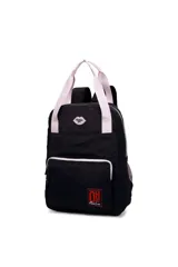 Mochila negra con detalles en rosa claro, incluyendo asas superiores y tirantes ajustables con el logo de la marca. Presenta un bolsillo frontal con cierre y un logo rojo en la parte inferior.