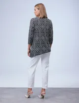 Blusa de seda fría texturada, marca Ruby Rd. Cuello a la base con aplique de aro metálico y terminación de ruedo asimétrico.