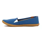 Zapatilla casual Moleca para mujer, tipo alpargata baja de color amarillo, con perforaciones en toda la capellada para mayor ventilación, suela texturizada tipo yute y detalle de aplique marrón con un corazón metálico en el talón.