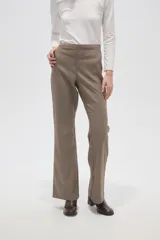 Pantalon de vestir de corte recto y tiro alto, con estampado de cuadros pequeños en tonos marrones y beige.