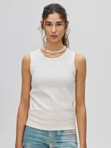 Musculosa de algodón color blanco, con textura acanalada, cuello redondo y logo bordado pequeño en el centro del pecho.