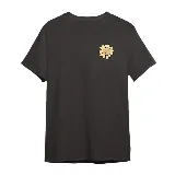 Remera blanca de manga corta con estampado frontal pequeño de una flor con cara sonriente en tonos amarillos.