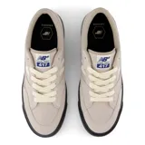 Championes urbanos New Balance Numeric 417, color gris claro con detalles en blanco y negro. Confeccionados en gamuza y materiales sintéticos, con plantilla Ortholite y suela de goma flexible.