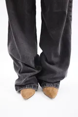 Botines dorados de cuero vacuno con punta fina y tacón aguja.