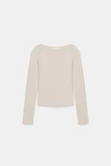 Camiseta de manga larga con cuello barco y bajo recto, confeccionada en tejido de punto liso.