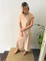 Vestido midi negro de algodón, con mangas cortas, cuello redondo y bolsillos laterales.