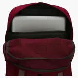 Mochila urbana Merrell en color bordó, confeccionada en lona de poliéster. Presenta un compartimento principal con cierre de doble cursor, dos bolsillos frontales con solapa y correas de ajuste en color beige con hebillas de liberación rápida. Incluye un parche frontal con el logo de la marca y una cinta decorativa horizontal.