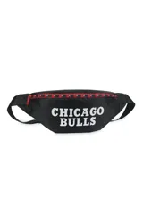Riñonera de nylon color negro con estampado frontal del equipo Chicago Bulls en blanco. Presenta un cierre principal con detalle de cinta decorativa con logos de la NBA y tirador rojo.