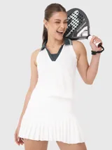 Top deportivo sin mangas con cuello polo, diseño tipo crop y escote en V. Presenta un diseño bicolor con cuerpo blanco y detalles en cuello y solapa en color verde oscuro.
