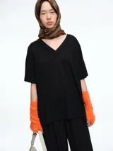 Remera de manga corta con escote en V y silueta holgada, confeccionada en tejido de punto liso.