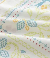 Camisa de lino y algodón color blanco con cuello inglés, manga corta y cierre frontal de botones. Presenta un diseño de bordado fino floral y de aves de estilo artesanal.