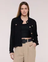 Campera liviana de lino y rayón color negro, de corte corto, con bolsillos frontales con solapa y botones de madera en contraste.