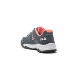Championes de tenis Fila Forehand, color azul marino con detalles en coral y blanco, diseñados para ofrecer soporte y comodidad en la cancha.