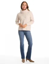 Buzo de punto grueso con textura en relieve, de cuello volcado y mangas largas con hombros caídos. Presenta puños y ruedo con terminación en rib.