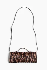Cartera rectangular con estampado animal print (tigre), asa superior, solapa con cierre magnético oculto y correa fina ajustable.