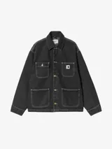 Campera de trabajo tipo chore coat Carhartt modelo Michigan, confeccionada en denim negro con costuras en contraste. Presenta cierre frontal con botones metálicos grabados, cuello clásico y cuatro bolsillos frontales, uno de ellos con etiqueta de la marca.