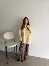 Pantalón de corte oxford con estampado paisley en tonos marrones y beige, de tiro medio y ajuste entallado en la parte superior con caída acampanada.