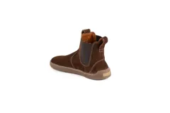 Botas estilo chelsea de gamuza color marrón chocolate, con elásticos laterales en tono oscuro, suela plana y flexible, y costuras pespunteadas a contratono.