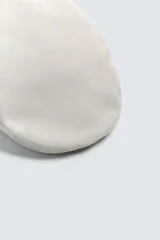 Boina de estilo clásico con visera corta, confeccionada en tejido de lana color marrón oscuro.