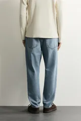 Jeans de corte slim cropped confeccionados en denim de algodón rígido con efecto lavado. Presentan tiro medio, cierre frontal con cremallera y botón, y diseño clásico de cinco bolsillos.