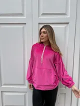 Canguro fucsia de plush con capucha, tajo a los lados y tiras ajustables, bolsillo frontal, puño fruncido y manga globo.