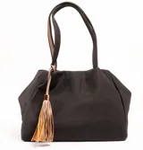 Cartera negra tipo tote bag con textura tejida y manijas de cuero sintético color beige. Incluye un dije de borla decorativa.