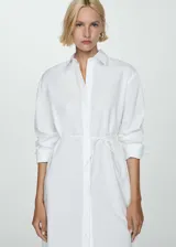 Vestido camisero blanco de popelina de algodón y lyocell, corte recto, largo midi, con cuello camisero, cierre frontal con botones y lazo a la cintura.