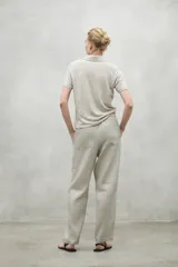 Pantalón de lino color gris con cintura elástica ajustable con cordón.