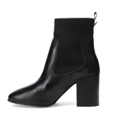 Botas de cuero negro con diseño tipo Chelsea, que combina paneles de tela elástica en la caña con una estructura de cuero. Presenta un taco cuadrado robusto y punta redondeada.