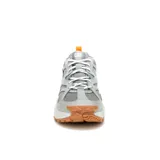 Championes Caterpillar modelo Grapple Leather Mesh, color gris con suela de goma marrón y detalles en blanco y naranja. Confeccionados en una combinación de malla transpirable y paneles de cuero sintético, con cordones blancos.