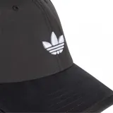 Gorra negra de Adidas con logo bordado en blanco en el frente.