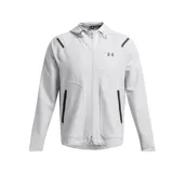 Campera deportiva Under Armour color gris claro, con capucha, cierre frontal completo y bolsillos laterales con cierre. Logo de la marca en el pecho izquierdo y detalles reflectantes en hombros.