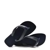 Sandalias tipo ojota Havaianas modelo Dual, color azul marino con tiras en tono gris oscuro. Presentan un diseño de suela texturizada y logo de la marca en las tiras.