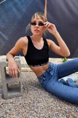 Top corto negro de morley con escote redondo bajo y elástico con logo en el bajo busto.