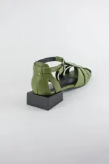 Sandalias de cuero rojo estilo romano, con punta cuadrada, taco bajo cuadrado de 3 cm, tiras laterales cruzadas y tira con hebilla en el tobillo.