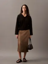 Sweater negro de punto de algodón con escote en V, puños, cuello y dobladillo con punto canalé.