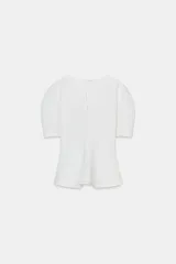 Camiseta blanca de corte entallado con cuello redondo y escote en pico. Presenta mangas cortas abullonadas y bajo con diseño peplum.