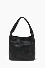 Cartera tipo tote bag color negro con diseño trenzado y doble asa de hombro.