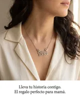 Collar de acero con dije calado que representa una familia compuesta por dos adultos y dos niños.